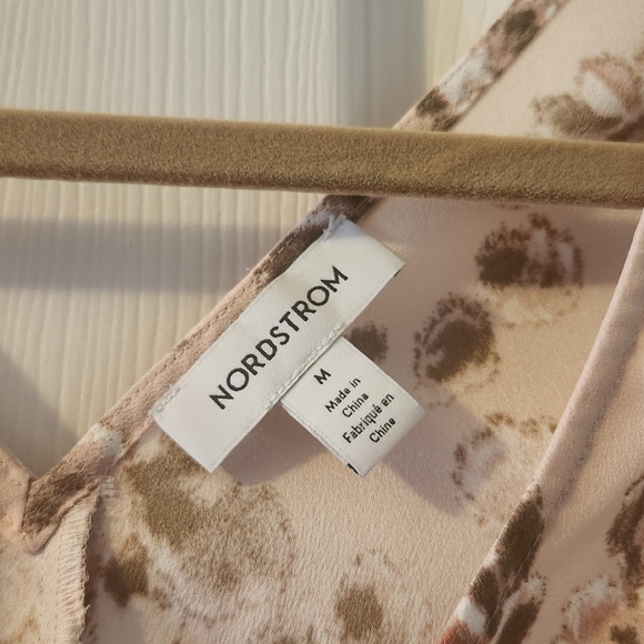 Nordstrom High Low V-neck Blouse size M - Picture 2 of 4